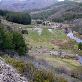 Aparcamiento con el río Zarzas