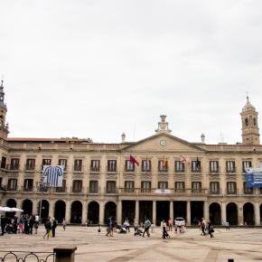 44 Plaza de España y Ayuntamiento. A la izda. San Miguel y a la dcha. San Vicente