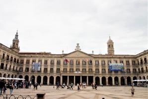 44 Plaza de España y Ayuntamiento. A la izda. San Miguel y a la dcha. San Vicente