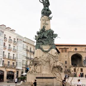 45 Monumento de la Plaza de la Virgen Blanca