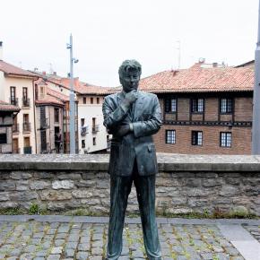 31 Estatua de Ken Follett