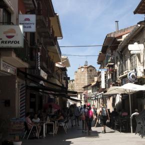 024 Calle Real. Al fondo, Torre del Reloj