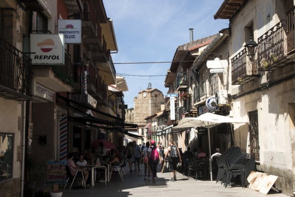 024 Calle Real. Al fondo, Torre del Reloj