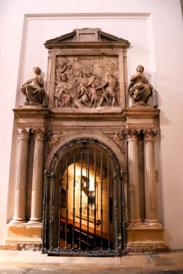 051 Entrada a la Cripta