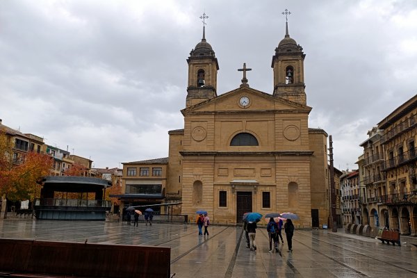 32 Iglesia de San Juan Bautista. Plaza de los Fueros