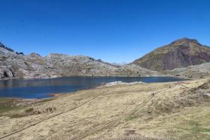 15 Pic de la Chourique o Pico Rojo. Al fondo el Midi d'Ossau